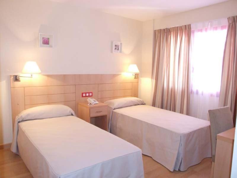 Hotel Villa De Zaragoza Casetas Стая снимка